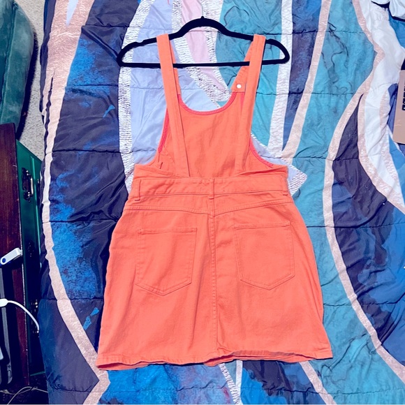 3/$20 Urban Outfitters overalls dress in coral,
Size 6 - Picture 5 of 5